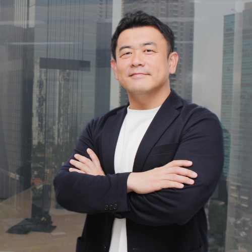 A man with white shirt with skyscrapers background